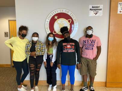 5 teenagers on a college tour at FIT